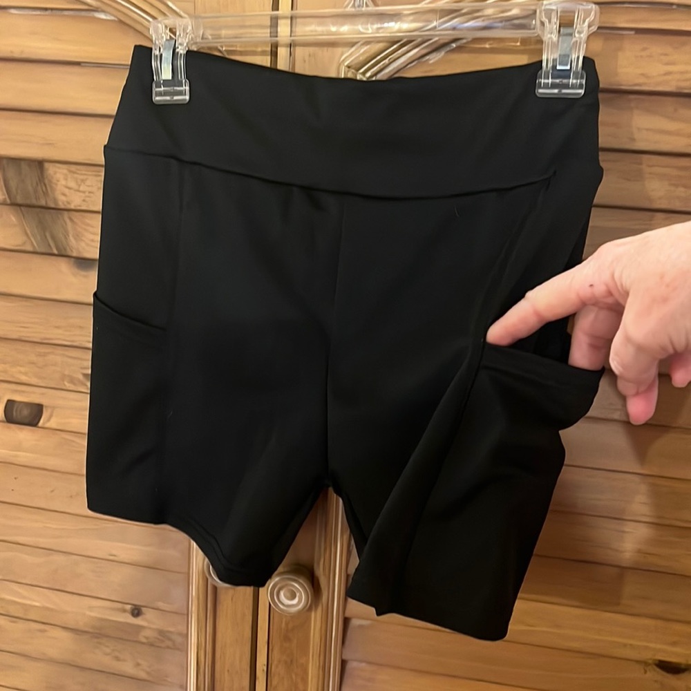 NWOT WMNs Black biker short with pockets S/M